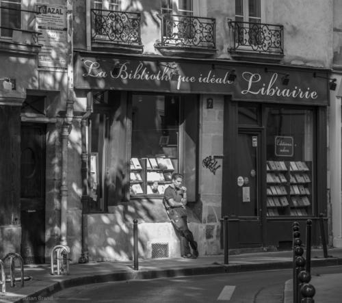 IMG_0866_man_leaningb+w